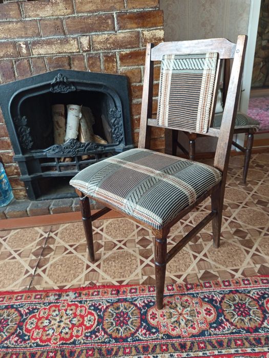 Стул темное дерево, обшивка ткань