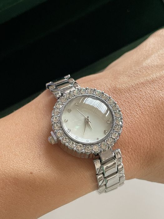 Елегантен дамски часовник с кристалчета