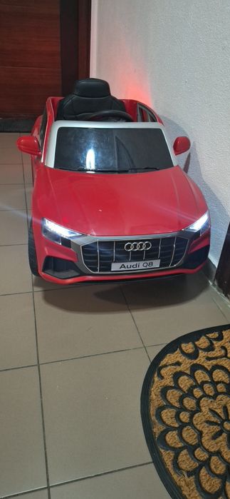 Masinuta electrica audi q8