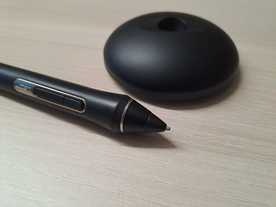 Vând tabletă grafică Wacom Intuos Pro S, cu Bluetooth și USB, culoare