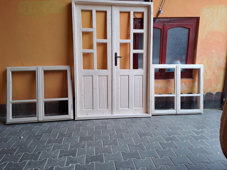 Producător de uși și fereistre din lemn masiv,brad.