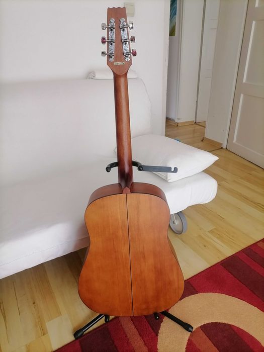 Продавам акустична китара