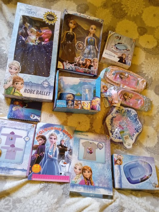 Păpușa , rochiță , penar Frozen =650 lei
