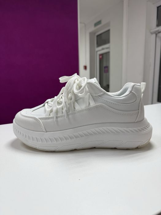 Кроссовки женские