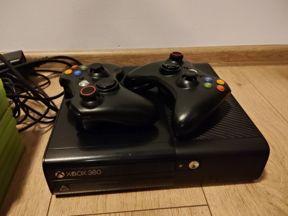 Vând Xbox 360 E HDD 500 GB 2 controlere +jocuri