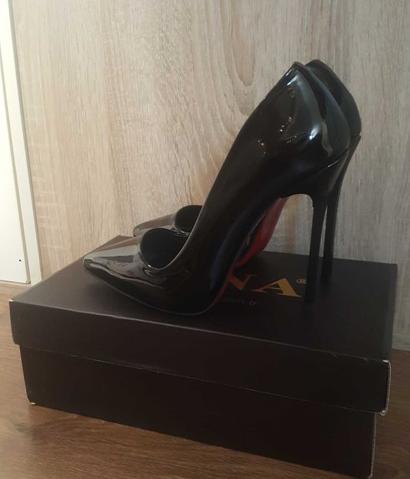 Нови черни лачени обувки с висок ток