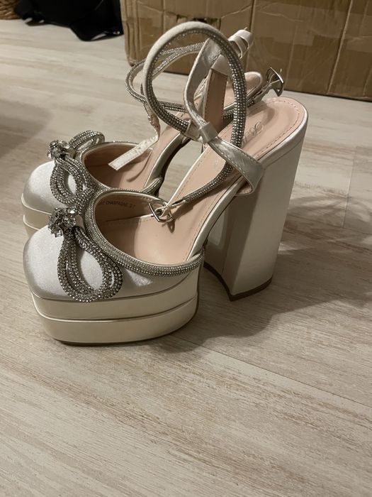 Дамски обувки на дебел ток