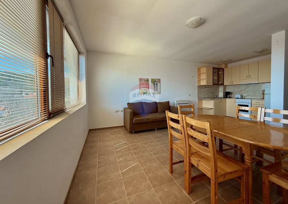 Апартамент с две спални и нескриваема морска гледка за продажба, гр.