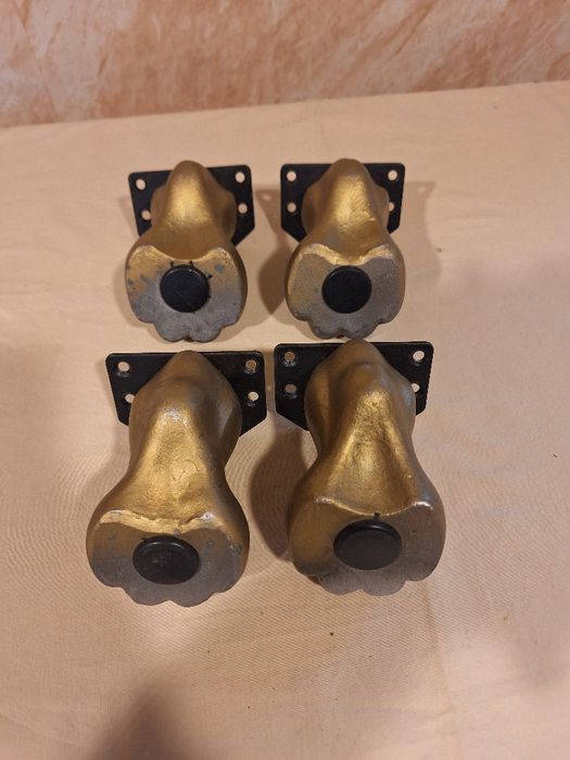 Метални лъвски лапи