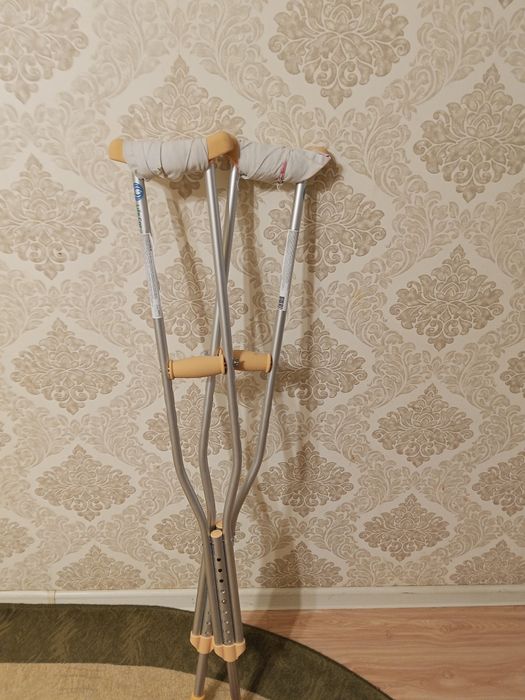 Продам костыли б/у ходили неделю только как новые