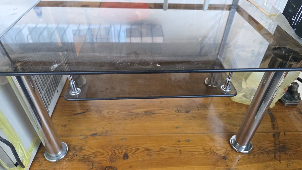 Пстеклянная подставка под телевизор