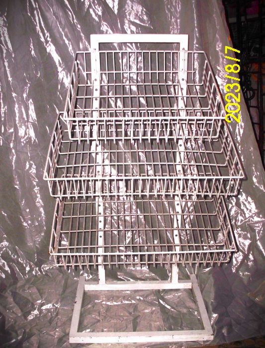 Торговый лоток металлический.