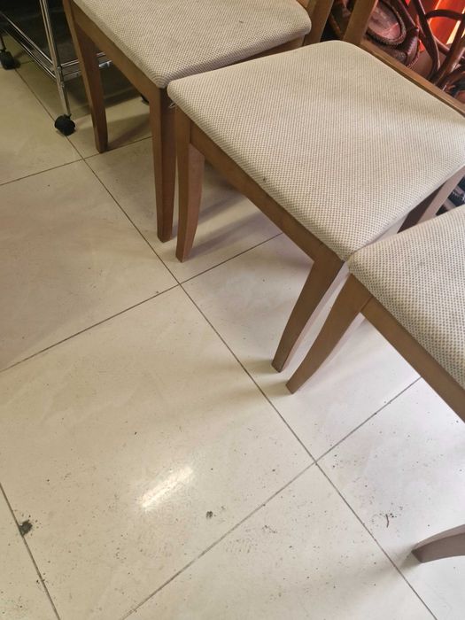 Продават се дървени трапезни  столове