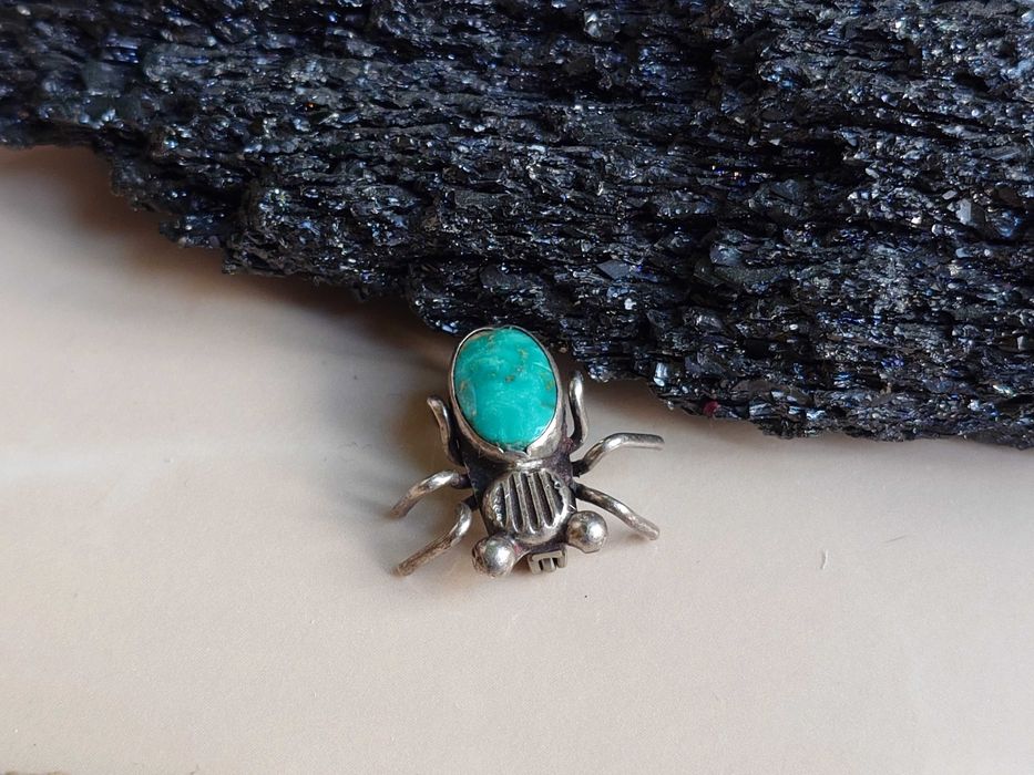 Brosa veche Navajo  cu reprezentarea unui licurici. Argint si turcoaz