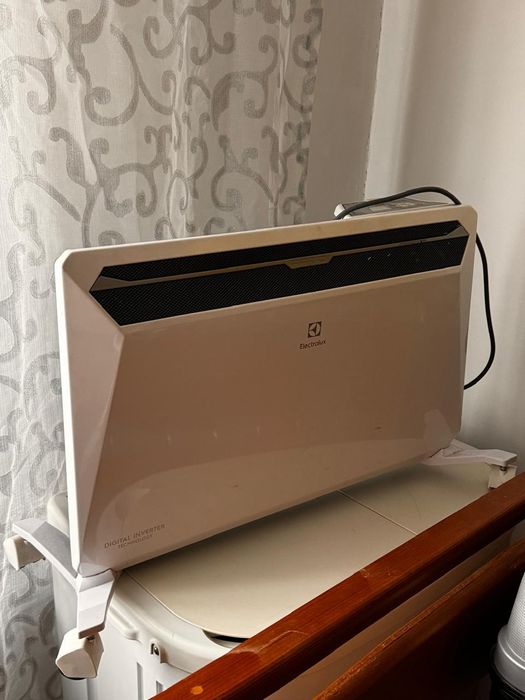 Ковёр, стол, под телевизор