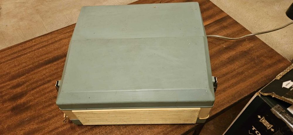 Стар ретро магнетофон Tesla