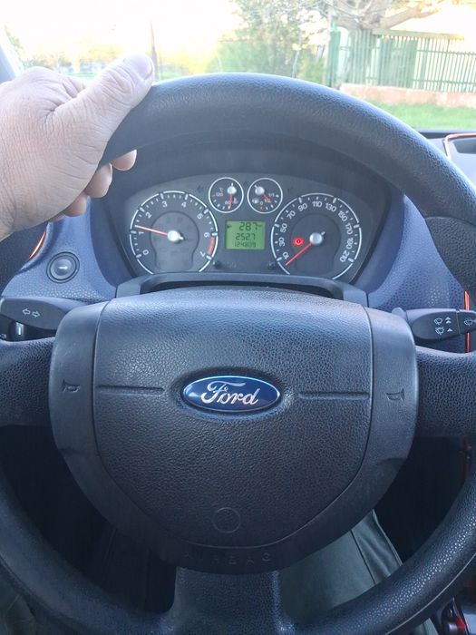 Vând ford fiesta 1.2 benzina