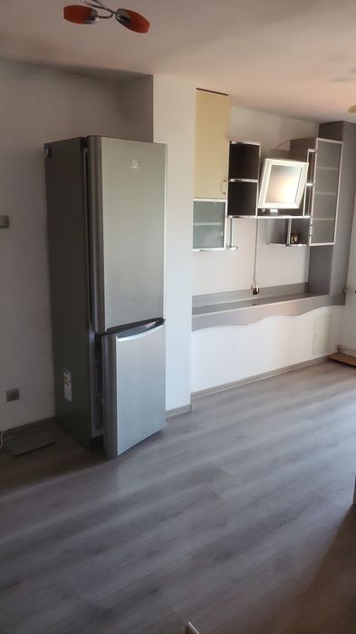 Vand apartament cu 3 camere vis a vis de Liceul Pedagogic
