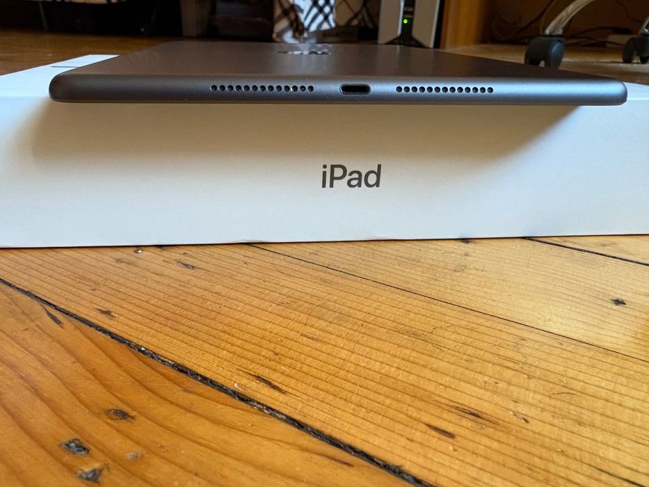 Продавам iPad 9 256 Gb - изключително запазен