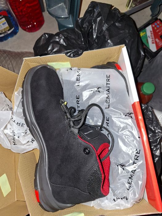 Продавам два чифта летни работни обувки и един чифт зимни