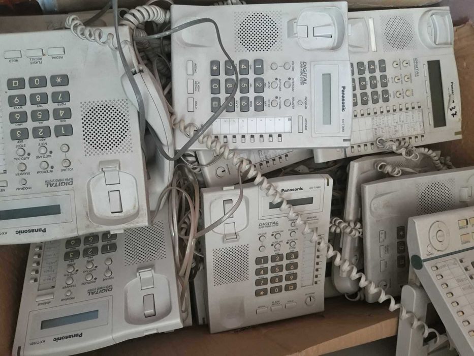 Сървър, ПС, принтери, скенер, монитори, кабели, суичове, телефони.