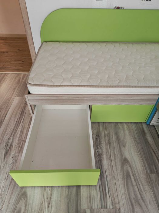 Две ъглови легла с чекмеджета от МДФ, с еднолицев матрак