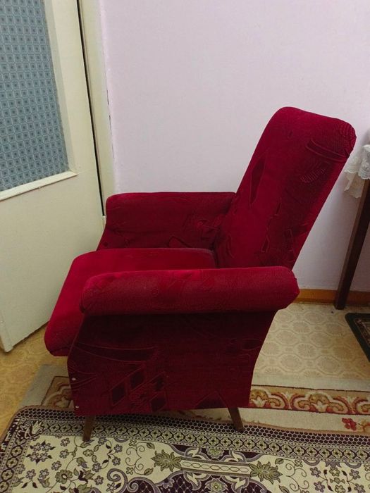 Мягкое бордовое кресло