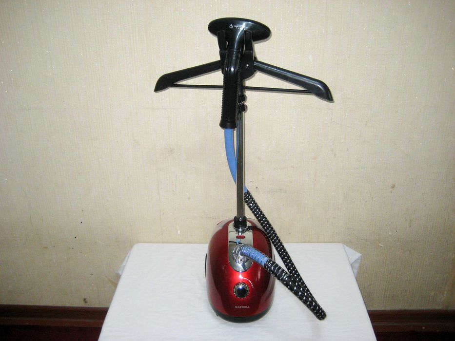 Паровой утюг MAXWELL отличном рабочим состоянии!