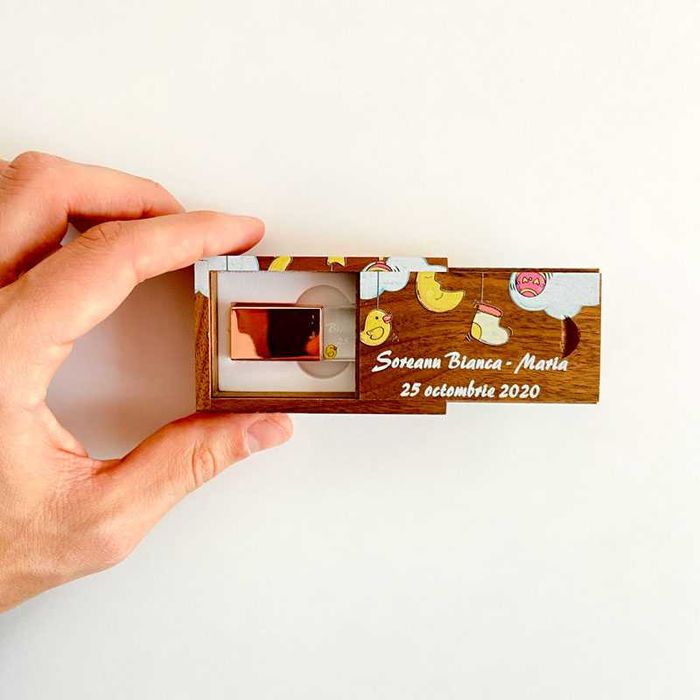 Cutie din lemn cu capac glisant pentru stick usb