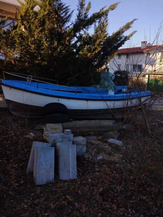 Лодка с двигател