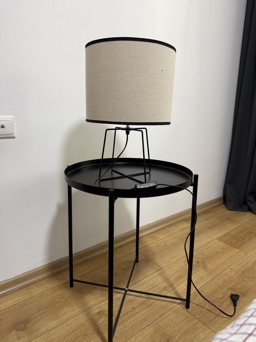 Vand mobilier și masina de spalat rufe verticala.