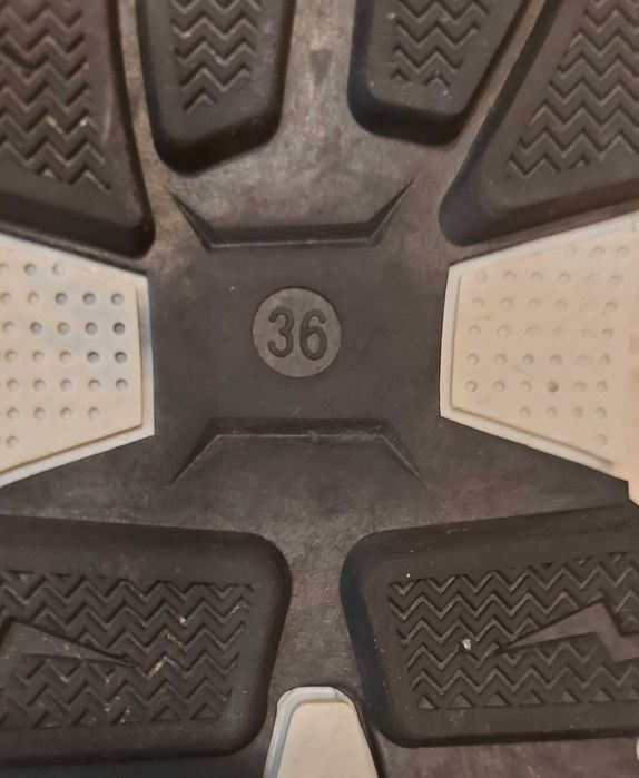 Детски боти, №36, за момче, малко използвани, в много добро състояние.