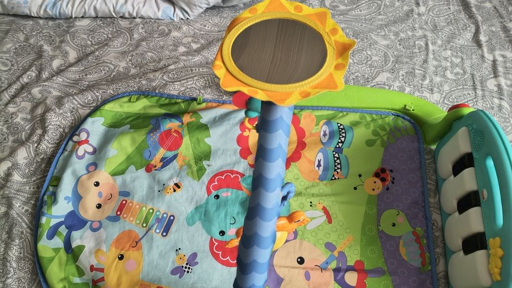 Vând salteluță de activități Fisher price cu clape sonore, muzica