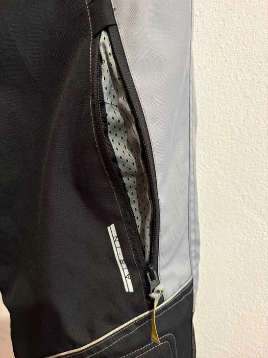 Pantaloni moto Polo Road in stare foarte buna, cu ventilatii si protectii genunchi, marimea M 40-42