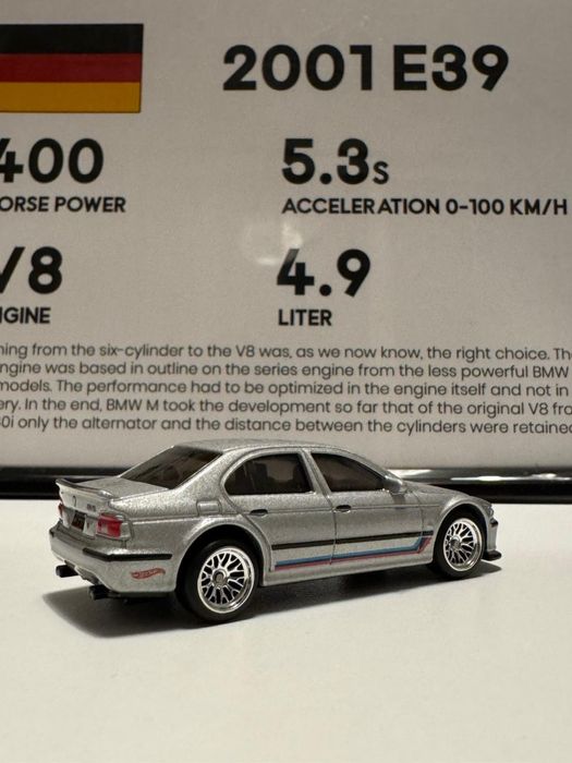 Mașinuță Hot Wheels “BMW M5 E39 2001” cu tablou personalizat