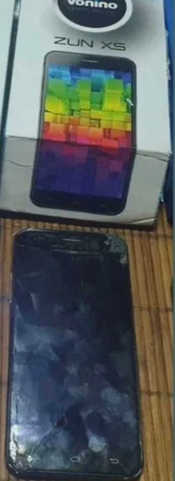 Telefon in cutie Smartphone Vonino Zun XS functional cu baterie detasabila, are ecranul spart, incarca, porneste functioneaza ok, dar nu se vede pe el
