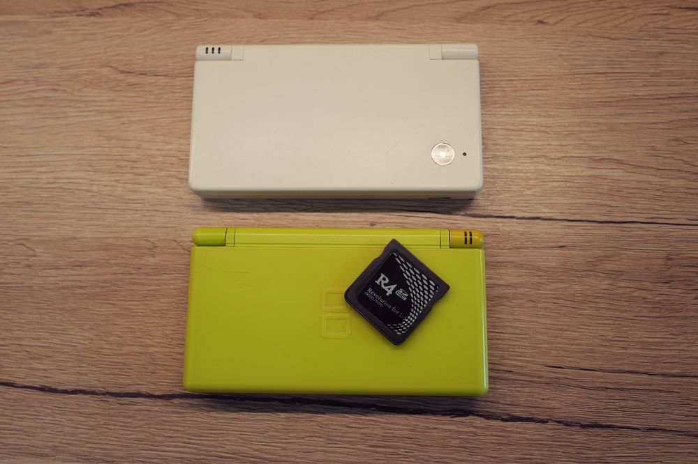 Consola portabila Nintendo Alb Ds i si DS Lite Green modat cu card R4