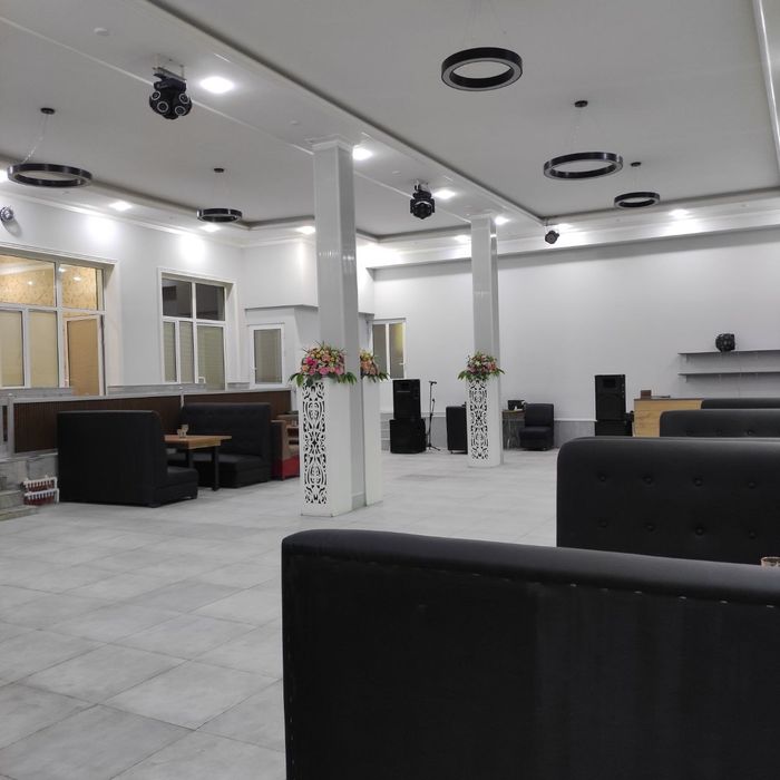 Чирчиқ шаҳри марказида ишлаб турган кафе сотилади.