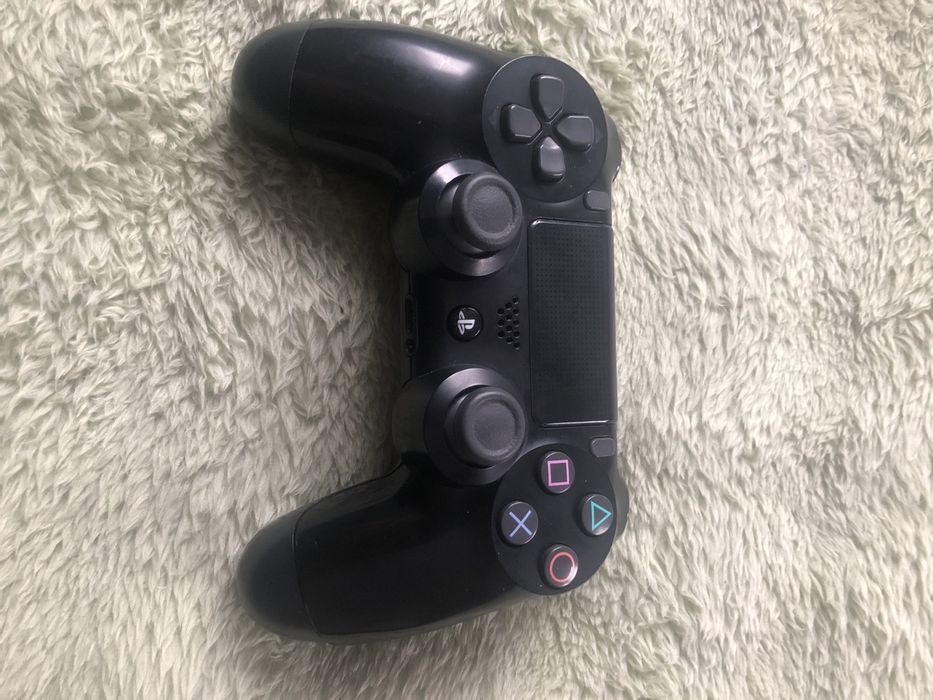 Playstation4 pro 1 TB si un controller - pachet cu FIFA 17+FIFA18