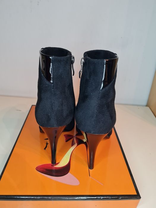 Botine cu aplicații din lac