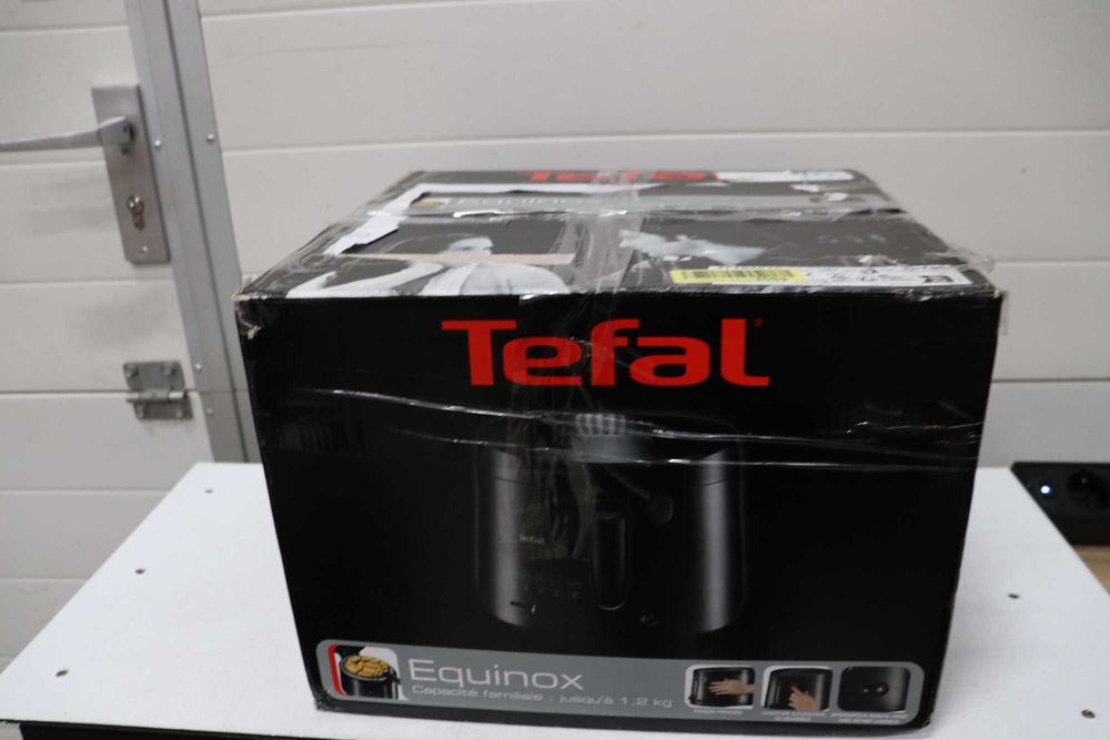 Фритюрник Tefal Maxi Fry, технология Cool Wall, капацитет до 1,2 кг, сгъваема дръжка, компактен размер, регулируем термостат от 150°C до 190°C, FF1078