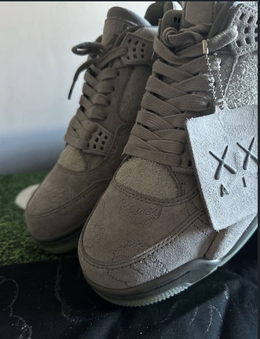 Air Jordan 4 x KAWS лимитирани обувки!
