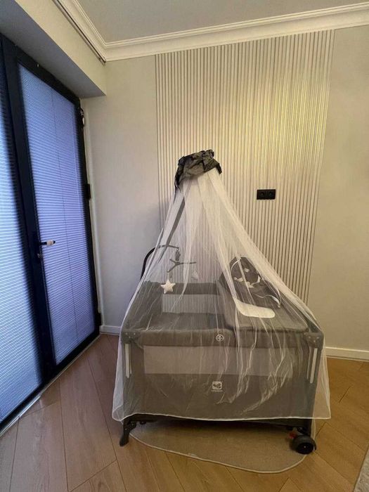 Детская кроватка,манеж,пеленальный столик,москит сетка,игрушки,люлька