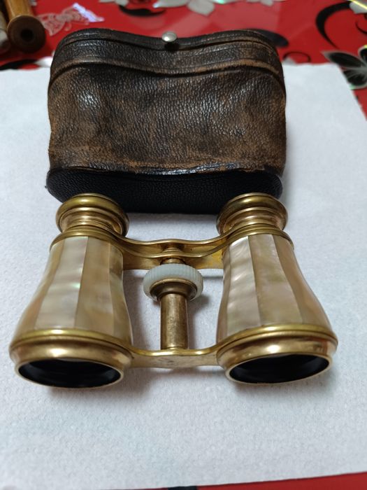 Vând binoclu de teatru.