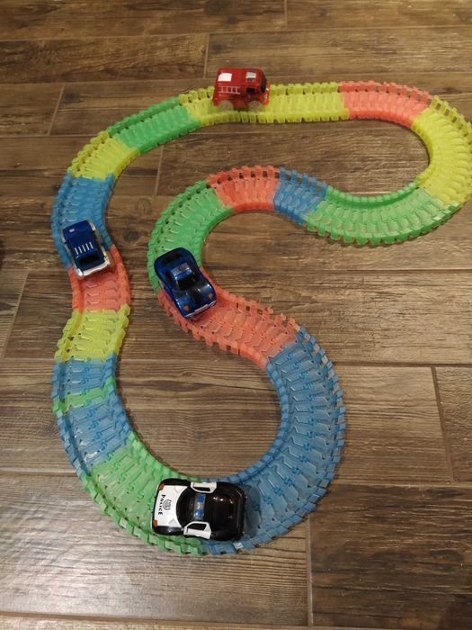 Светеща в тъмното писта с 4 бр. колички на батерии