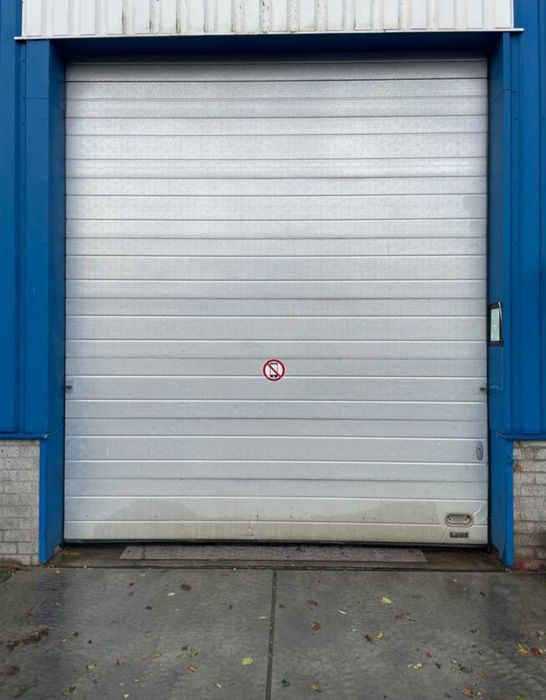 Секционни врати, врати за халета, гаражи и др.