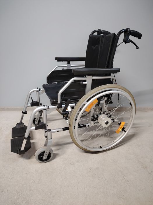 Carucior cu rotile pliabil/fotoliu rulant persoane cu dizabilitati.041