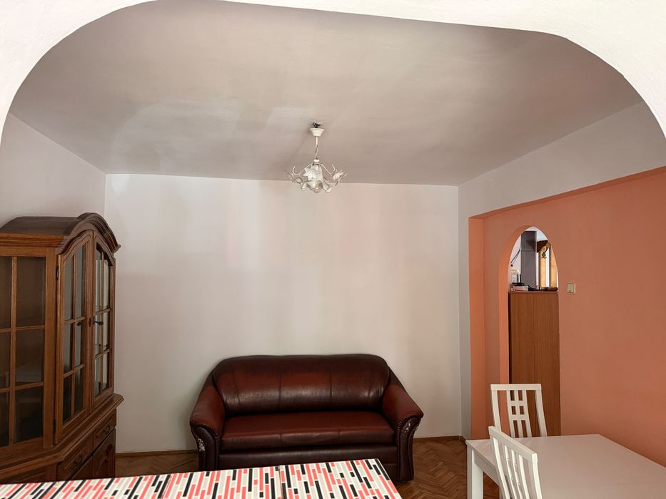 Inchiriez apartament 3 camere Decebal cu loc de parcare