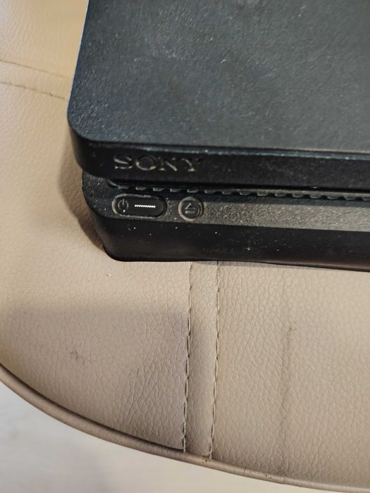 Продавам Sony PS 4 slim на части или за ремонт