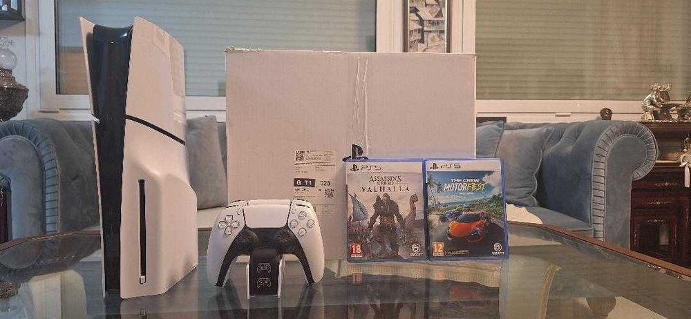 PS5 Slim (версия с дисково устройство), почти неизползвана, с 2 оригинални контролера, двойно зарядно устройство, 3 игри, стойка и оригиналната кутия.